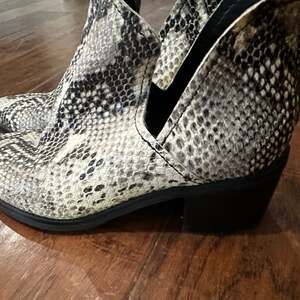 Blondo Eliza Black White Snake Cut Out Ankle Waterproof‎ Boots